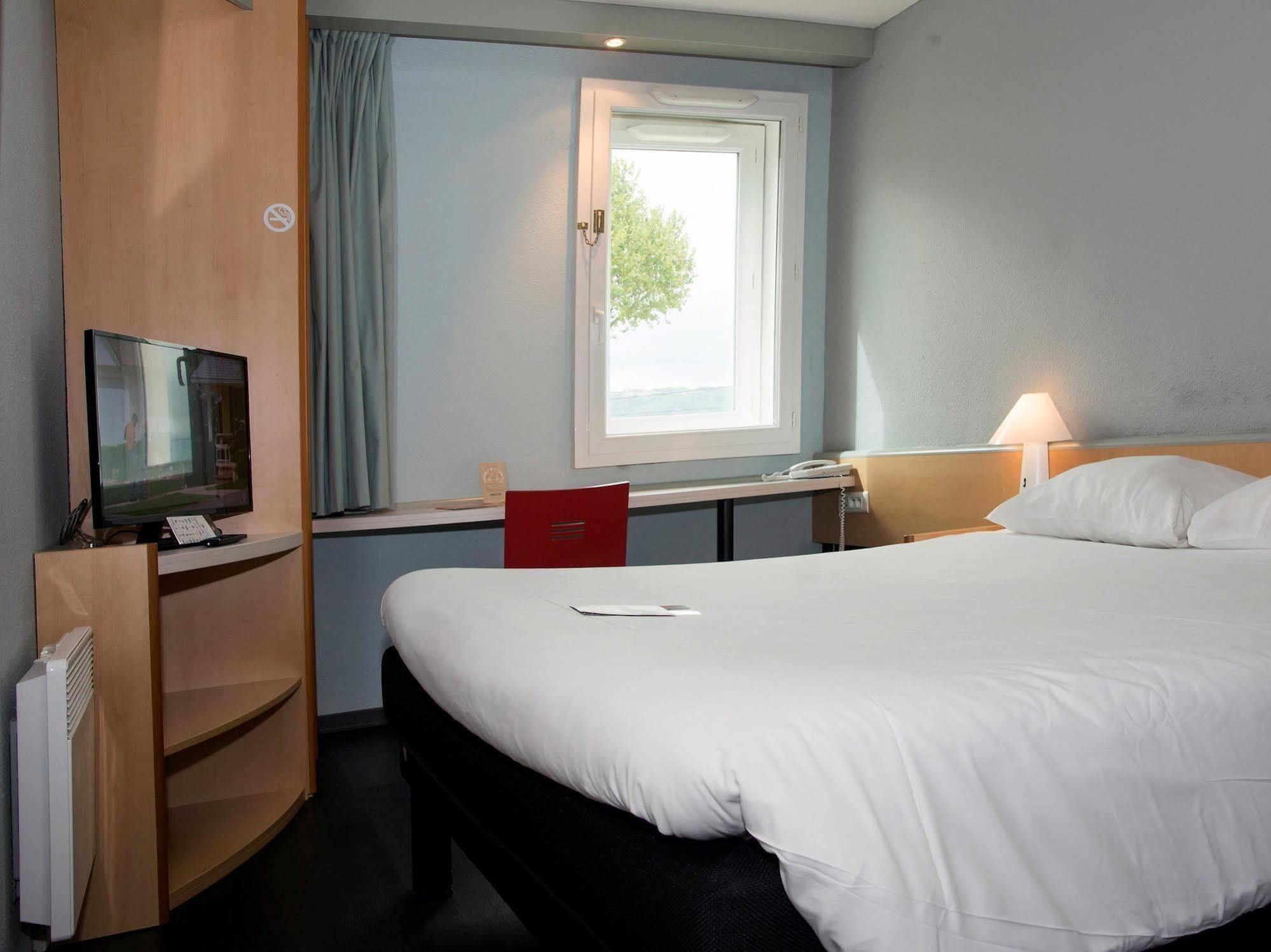 Отель Ibis Saint Rambert D'Albon Экстерьер фото